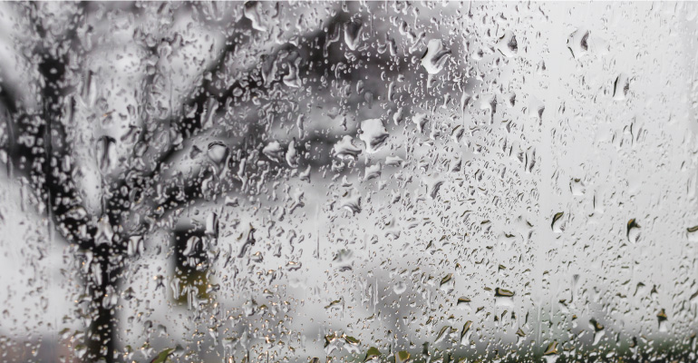 Imagen de la lluvia sobre una ventana en temporada de huracanes