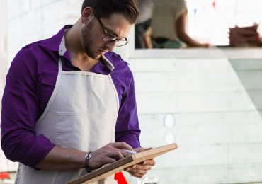 Agustín se sentía feliz porque cada día vendía más helados en su tienda, pero estaba agotado física y mentalmente.