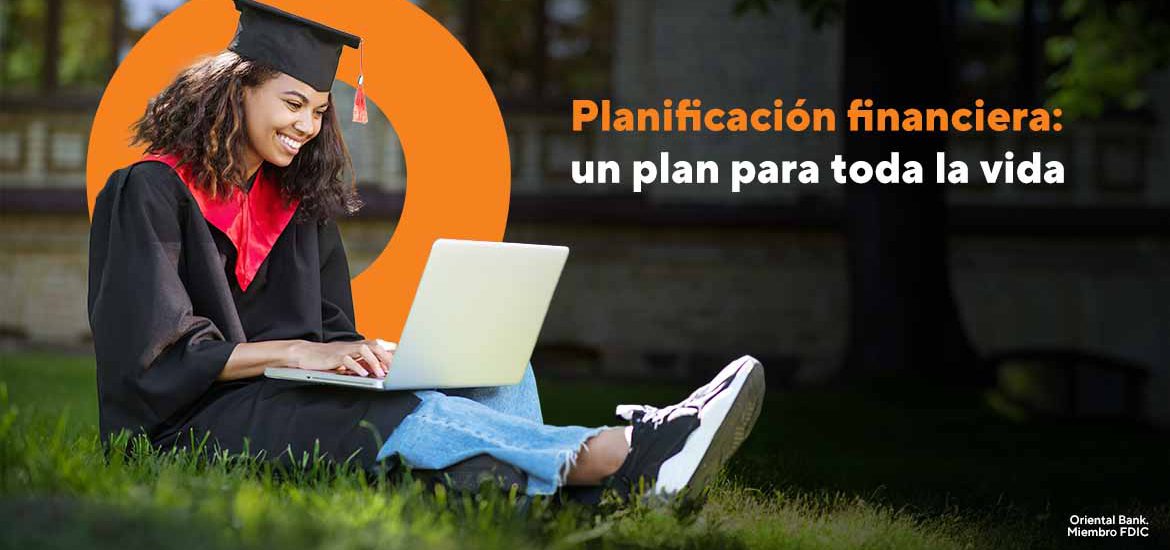 Graduada universitaria usando una laptop en el campus con texto: 'Planificación financiera: un plan para toda la vida'.