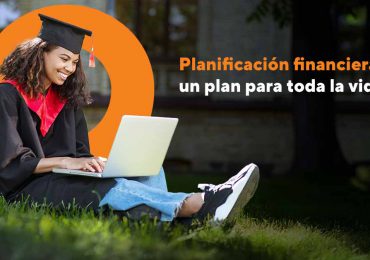 Graduada universitaria usando una laptop en el campus con texto: 'Planificación financiera: un plan para toda la vida'.