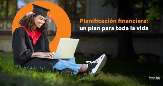 Graduada universitaria usando una laptop en el campus con texto: 'Planificación financiera: un plan para toda la vida'.
