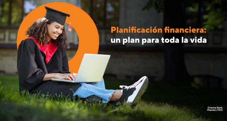 Graduada universitaria usando una laptop en el campus con texto: 'Planificación financiera: un plan para toda la vida'.