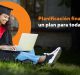 Graduada universitaria usando una laptop en el campus con texto: 'Planificación financiera: un plan para toda la vida'.